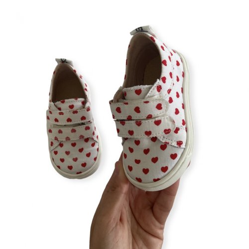 Sneakers red hearts